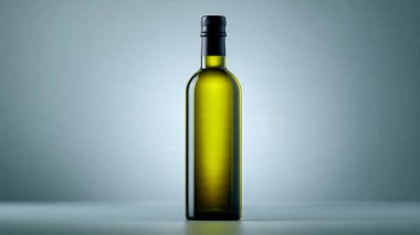 Siyah arka planda yeşil zeytinyağlı bir şişe.