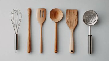 Beyaz arka planda izole edilmiş ahşap mutfak aletleri ve çatal bıçakları.