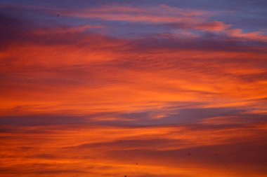 Akşamları kırmızı bulutlu gün batımı,