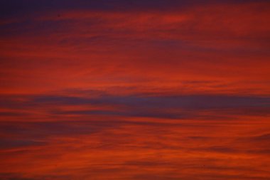 Kırmızı ve turuncu bulutlu gün batımı.