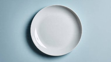 Mavi arkaplanda boş tabak