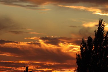 şehrin üzerinde dramatik gökyüzü