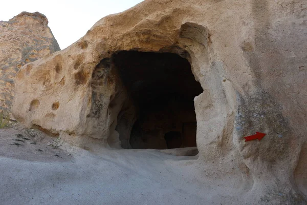 Kapadokya. Hindi. Dağlardaki mağara.