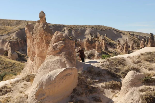 Dağların arkasında kırmızı elbiseli güzel bir kız.