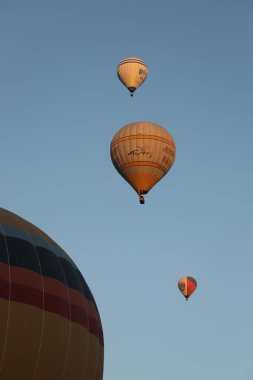 Gökyüzünde sıcak balonlar