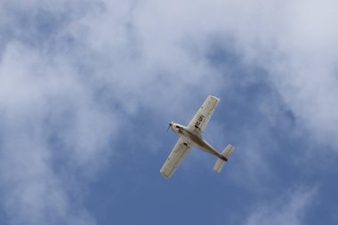 Bulutlarda uçan uçak