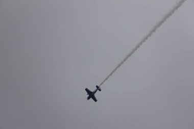 Uçak havada uçuyor.