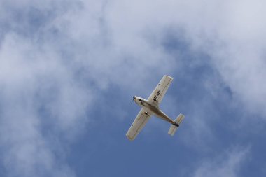 Bir uçak gökyüzüne doğru uçuyor.