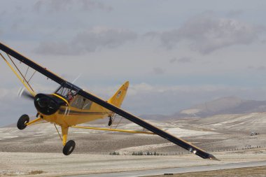 Küçük uçak gökyüzünde uçuyor.