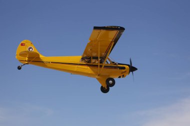 Gökyüzünde uçan uçak