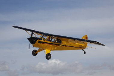 Uçan bir uçağın alçak açılı çekimi.