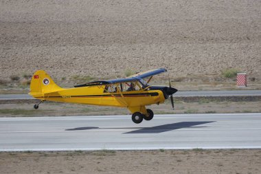 Küçük uçak havaalanına iniyor..