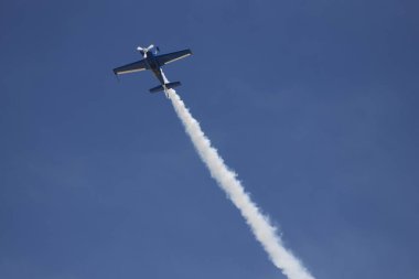 Bulutlarda uçan uçak