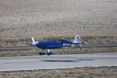 Gökyüzünde bir uçak