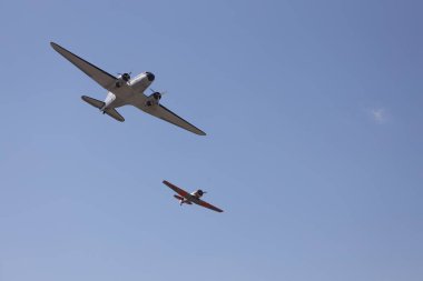 Avcı uçağı havalanıyor.