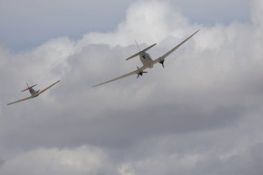 iki uçak gökyüzünde