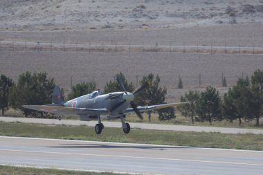 Gökyüzünde uçan bir uçak