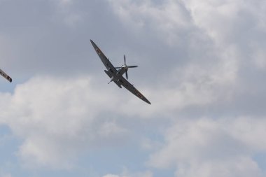 Uçak gökyüzünde uçuyor.