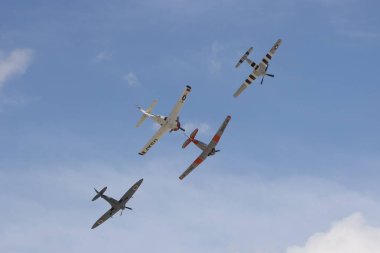 uçak üzerinde mavi gökyüzü