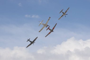 Uçak gökyüzünde uçuyor.