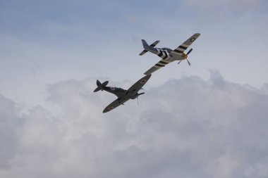 Gökyüzünde uçan bir uçak