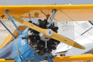 Uçak piste iniyor, uçak motoru.