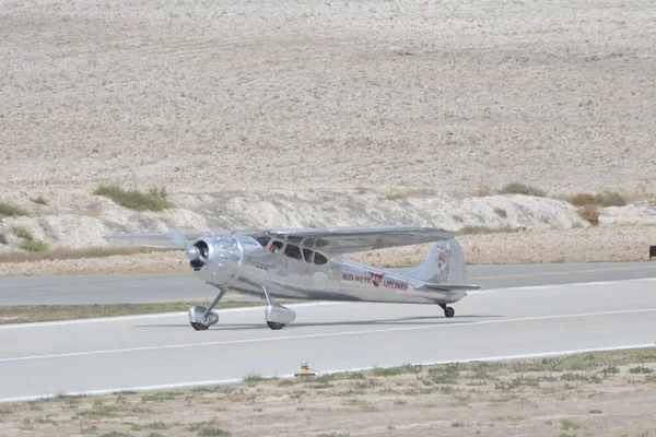 Yolun ortasında küçük bir uçak var..