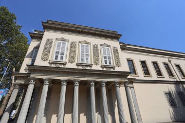 13-02-2026 İstanbul Türkiye: Dolmabahce Sarayı ön cephesi klasik sütunlar ve dekoratif mimariyle