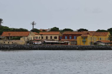 28-08-2025 Goree Adası Senegali: Renkli Cepheli Koloni Liman Evleri