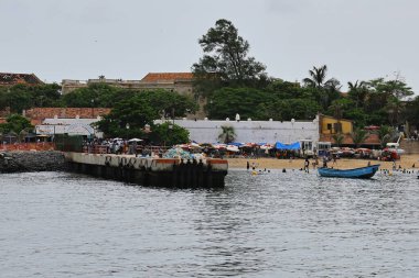 28-08-2025 Gore Adası Senegal Rıhtımı Koloni evleri ve tekneleri ile