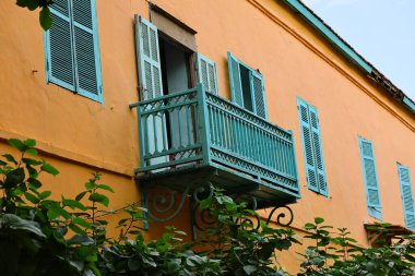 28-08-2025 Goree Adası Senegal Turistleri Gore Adası, Senegal 'de renkli koloni caddelerinde yürüyorlar.