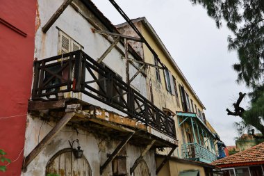 20-08-2025 Goree Adası Senegal: Tahta Yapılı Yıpranmış Koloni Balkonu