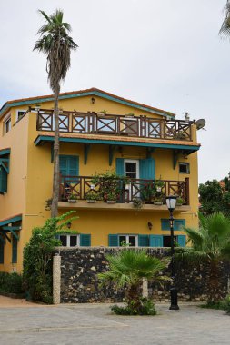 20-08-2025 Goree Adası Senegal: Tahta Balkonlu Sarı Sömürge Evi