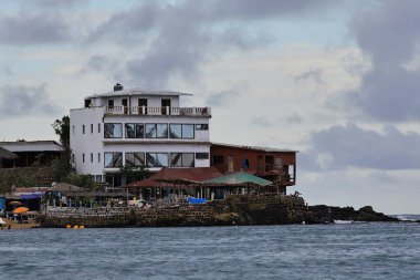 20-08-2025 Dakar Senegal: Kayalık Atlantik kıyı şeridinde beyaz rıhtım binası