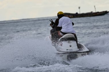 20-08-2025 Dakar Senegal: Atlantik kıyı sularında jet ski süren adam