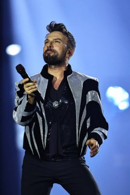 24-01-2026 İstanbul Türkiye: Tarkan mavi konser ışığı altında canlı performans sergiliyor