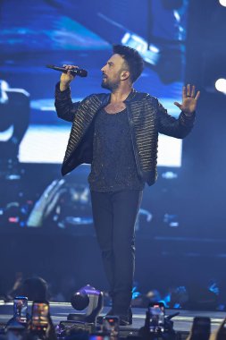 24-01-2026 İstanbul Türkiye: Arena katılımcısı sırasında Tarkan şarkı söylüyor ve seyirciyi kendine çekiyor