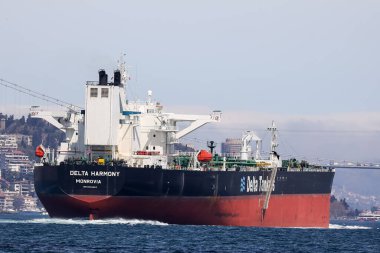 17-04-2025 İstanbul-Türkiye: İstanbul, Türkiye 'deki İstanbul Boğazı' ndan geçen Delta Harmony petrol tankeri