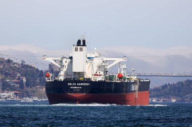 17-04-2025 İstanbul-Türkiye: İstanbul, Türkiye 'deki İstanbul Boğazı' ndan geçen Delta Harmony petrol tankeri