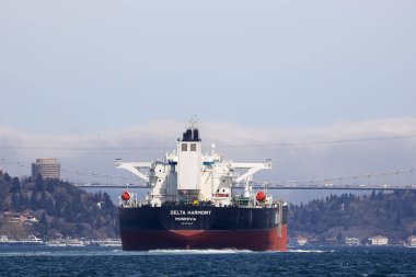 17-04-2025 İstanbul-Türkiye: İstanbul, Türkiye 'deki İstanbul Boğazı' ndan geçen Delta Harmony petrol tankeri