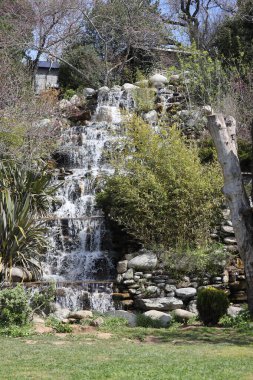 15-04-2025 İstanbul Türkiye: Ülkede küçük dekoratif şelale