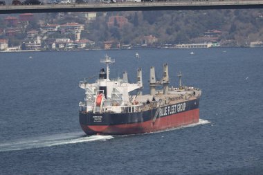 15-04-2025 İstanbul Türkiye: Boğazdan geçen kargo gemisi