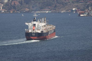 15-04-2025 İstanbul Türkiye: Boğazdan geçen kargo gemisi