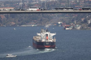 15-04-2025 İstanbul Türkiye: Boğazdan geçen kargo gemisi