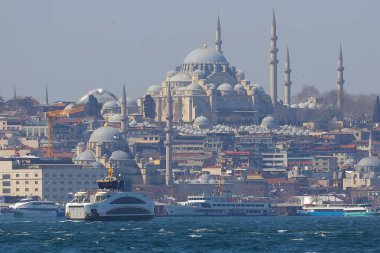 15-04-2025 İstanbul Türkiye: Tarihsel cami silueti Boğaz 'da görülüyor