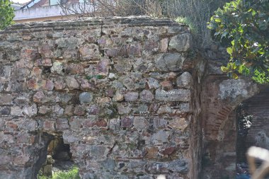 Tuğla kemerli antik taş duvarlar ve tarihi duvarlar.