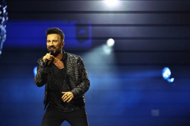 24-01-2026 İstanbul Türkiye: Tarkan mavi konser ışığı altında canlı performans sergiliyor