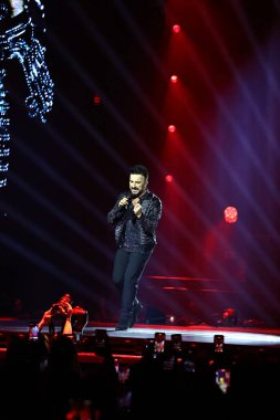 24-01-2026 İstanbul Türkiye: Tarkan mavi konser ışığı altında canlı performans sergiliyor