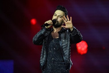 24-01-2026 İstanbul Türkiye: Tarkan mavi konser ışığı altında canlı performans sergiliyor