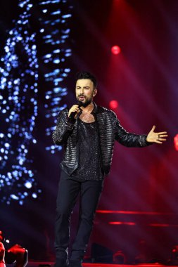 24-01-2026 İstanbul Türkiye: Tarkan mavi konser ışığı altında canlı performans sergiliyor